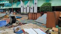 Kelas Lembab Usai Banjir, Siswa SMAN 8 Jakarta Belajar di Perpustakaan