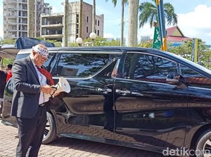 Gokil! Pria di Batam Demo Izin Investasi Pakai Mobil Mewah Alphard