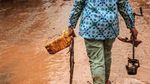 Warga Bintaro Masih Bersihkan Lumpur Sisa Banjir