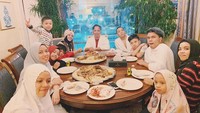 Jalani ibadah umrah satu keluarga besar, Gen Halilintar pilih hidangan khas Arab sebagai menu makan mereka di hotel. Foto: Instagram @genhalilintar