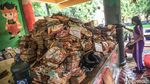 Alamak! Ratusan Buku Ini Rusak Terendam Banjir