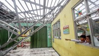 Sekolah ini sejatinya dikunjungi oleh Menteri Pendidikan dan Kebudayaan Nadiem Makarim, Senin (6/1). Dengan ambruknya atap ruangan sekolah tersebut tentunya berimbas pada Kegiatan Belajar Mengajar (KBM) di hari pertama masuk sekolah usai liburan panjang.