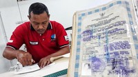 Petugas Arsip Nasional Republik Indosia (ANRI) tengah merestorasi dokumen milik warga yang terdampak banjir di Gedung ANRI, Jakarta Selatan. Senin (6/1/2020).