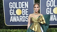 Jennifer Lopez dinilai tampil terlalu heboh dan seperti kado Natal, namun beberapa memuji makeup yang digunakannya itu. Frazer Harrison/Getty Images