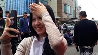 Proses evakuasi ruko yang roboh itu menarik perhatian warga.