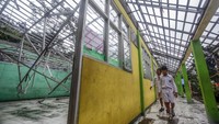 Kegiatan Belajar Mengajar di sekolah tersebut terpaksa harus dilakukan diluar ruangan. Beberapa ruangan yang atapnya ambruk yakni tiga ruang kelas, satu ruang guru, serta satu ruang Tata Usaha (TU).