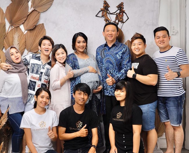 Hamil tua, Puput menjalani foto maternity. Mantan pengawal Veronica Tan ini tampil manis dalam balutan kebaya bernuansa biru, senada dengan batik yang dikenakan oleh sang suami. Foto: Instagram @fdphotography90