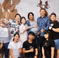 Hamil tua, Puput menjalani foto maternity. Mantan pengawal Veronica Tan ini tampil manis dalam balutan kebaya bernuansa biru, senada dengan batik yang dikenakan oleh sang suami. Foto: Instagram @fdphotography90