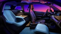Kursi penumpang dicopot sehingga ketika duduk di belakang kaki kita bisa relaks atau selonjoran sambil menikmati berbagai fitur hiburan di mobil lewat Sound Zone personal.  Foto: Dok. BMW