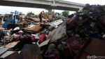 Sampah Sisa Banjir Menggunung di Bawah Tol Becakayu