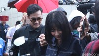 Pernikahan kita resmi kok, kata Bibi saat ditemui di Trans TV. Foto: Senyum Semringah Vanessa-Bibi, Si Pengantin Baru. Palevi/detikHOT