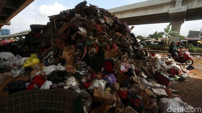 Sampah Sisa Banjir Menggunung di Bawah Tol Becakayu