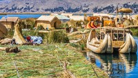 Pulau apung Uros dibuat dengan cara sangat tradisional. Mereka menyusun totora, sejenis alang-alang yang tumbuh di danau sebagai bahan utama dari pulau. (iStock)