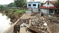 Begini penampakan terkini tanggul Sungai Bekasi yang amblas di kawasan Perumahan Pondok Mitra Lestari (PML), Bekasi, Jawa Barat, Selasa (7/1/2020).