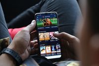 Pelanggan Seluler Hobi Streaming dan Medsos Saat Nataru