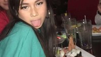 Penyanyi 20 tahun ini nampak asyik nongkrong di restoran. Ia dan temannya memesan sushi platter. Foto: Instagram