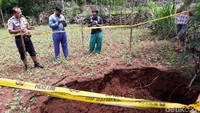 Area di sekitar lubang tersebut nampak telah diberi garis polisi.