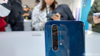 Kamera depannya ditampilkan dengan desain punch hole. Masing-masing kamera depannya adalah kamera utama 32MP dan kamera ultrawide 8MP. Foto: Virgina Maulita Putri/detikinet
