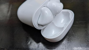 Sama dengan Apple AirPods, Buds Air yang dapat terhubung secara otomatis hanya dengan membuka case perangkat. Foto: Adi Fida Rahman/detikINET