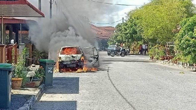 Mobil mahasiswa Malaysia yang terbakar akibat power bank Foto: Sinchew Mobil mahasiswa Malaysia yang terbakar akibat power bank Foto: Sinchew