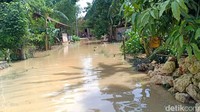 Hingga saat ini, lanjutnya, belum ada laporan kerusakan rumah warga terdampak. Aktivitas warga juga masih normal. Sementara untuk kondisi cuaca cerah sehingga diharapkan banjir segera surut.