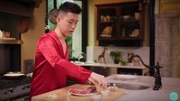 Rich Brian tak hanya jago nyanyi, tapi juga masak. Begini gayanya saat bikin rib eye steak. Foto: Istimewa