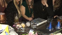 Pemilik nama asli Brian Imanuel Soewarno ini sedang pesta bersama teman-temannya. Kira-kira mereka menyantap cake apa ya? Foto: Instagram