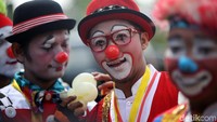 Penampilan badut yang lucu ini membuat anak-anak korban banjir terhibur.