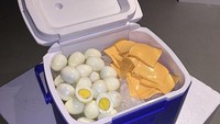 Tak jarang pelantun 100 Degrees ini menunggah foto unik. Seperti sekeranjang telur rebus dan keju lembaran yang katanya adalah menu sarapan Rich Brian. Foto: Instagram