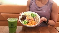 Olahraga keras yang dijalani Vanessa tentu saja diiringi dengan kebiasaan makannya yang juga sehat. Vanessa memamerkan seporsi salad dengan segelas jus sayuran. Foto: instagram @chillibean