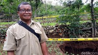 Kepala Dusun Tlaseh, Tariyo mengatakan lubang itu memiliki kedalaman sekitar 5 sampai 6 meter dengan diameter mencapai 4 meter.
