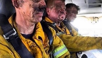 Wajah para pemadam kebakaran yang kelelahan setelah berjuang sekuat tenaga. Foto: Bored Panda