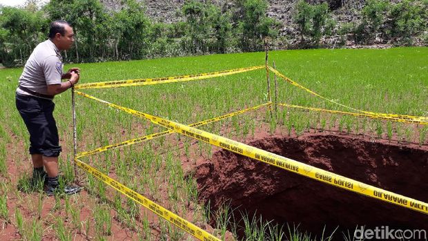 Lubang Menganga di Persawahan Gunungkidul Dipasangi Garis Polisi