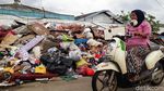 Banjir Surut, Sampah Menumpuk di Cengkareng
