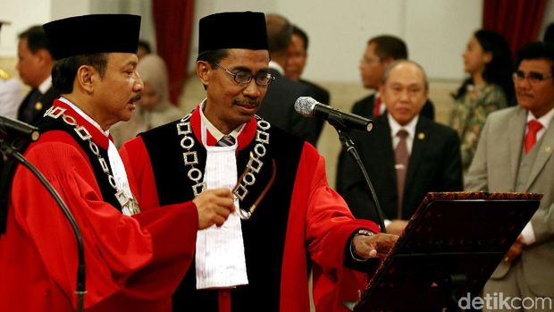 Daniel Yusmic dan Suhartoyo Dilantik Jadi Hakim MK Daniel Yusmic dan Suhartoyo resmi dilantik menjadi Hakim Mahkamah Konstitusi (MK). Proses pelantikan itu disaksikan langsung oleh Presiden Joko Widodo (Jokowi).
