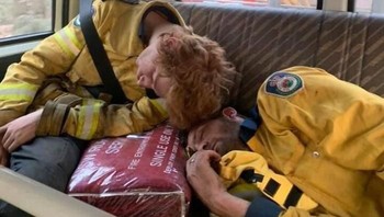 Pemadam kebakaran yang tidur di mobil setelah bekerja keras. Foto: Bored Panda
