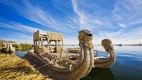 Untuk bisa berkunjung ke pulau apung ini, wisatawan harus menggunakan perahu tradisional. Seperti rumah dan pulaunya, perahu Uros juga terbuat dari alang-alang. (iStock)