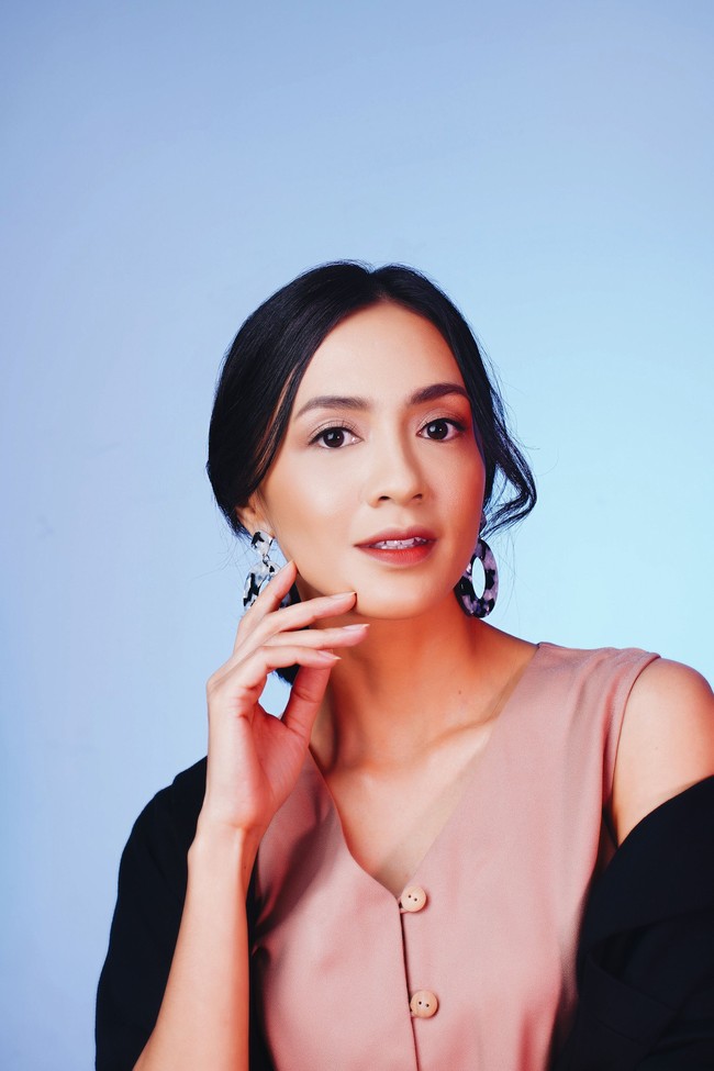 Biar gaya kamu makin maksimal, tambah aksesori kekinian. Seperti anting bermotif marble ini. (Model: Agla Artalidia; Fotografer: Zaky Akbar; Stylist: Gita Ramadian; Makeup artist: Inez Febiola; Makeup: Pixy Make It Glow)