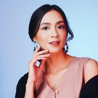 Biar gaya kamu makin maksimal, tambah aksesori kekinian. Seperti anting bermotif marble ini. (Model: Agla Artalidia; Fotografer: Zaky Akbar; Stylist: Gita Ramadian; Makeup artist: Inez Febiola; Makeup: Pixy Make It Glow)