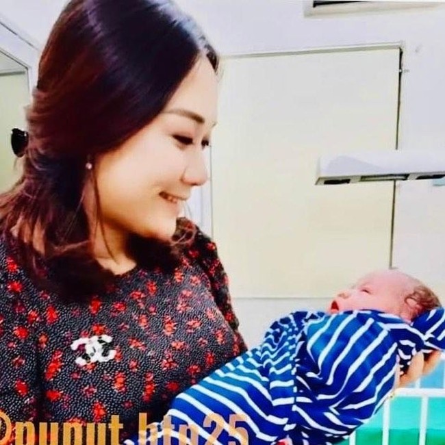 Puput sempat dikabarkan telah melahirkan anak pertamanya pada November 2019. Penyebabnya karena beredar foto mantan ajudan Veronica Tan ini sedang menggendong bayi baru lahir. Ucapan selamat pun telah dituliskan netizen di Instagram. Ternyata itu bukanlah bayinya, melainkan buah hati rekannya. Foto: Instagram/@btp_fans_club