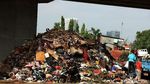 Sampah Sisa Banjir Menggunung di Bawah Tol Becakayu