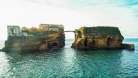 Isola La Gaiola di lepas pantai Naples. Gaiola dapat ditempuh dengan perahu maupun berenang. Memiliki perairan sebening kaca, Gaiola dihias dengan vila-vila megah. (iStock)