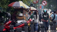 Aksi protes warga itu ditandai dengan memasang spanduk. Menurut Ketua RW 3 Kelurahan Paseban, M Yunus, warga akan bekerja sama dengan Satpol PP Kelurahan Paseban untuk memastikan trotoar bersih dari PKL. Petugas Satpol PP disebutnya sudah berpatroli sejak warga mengeluarkan pernyataan sikap penolakan itu.