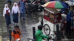Ironi PKL yang Berjualan di Trotoar Kramat-Salemba