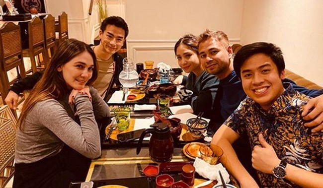 Luna Maya dan Ryochin juga sempat menghabiskan waktu bersama dengan makan bersama Raffi Ahmad dan Nagita Slavina saat pasangan dengan julukan RANS itu datang ke Jepang. Pertemuan Luna dan Ryochin dengan Raffi dan Nagita di sebuah restoran di Tokyo itu terjadi secara tidak sengaja. Mantan kekasih Ariel tersebut sudah lebih dulu datang ke restoran tersebut.  Foto: Instagram