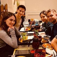 Luna Maya dan Ryochin juga sempat menghabiskan waktu bersama dengan makan bersama Raffi Ahmad dan Nagita Slavina saat pasangan dengan julukan RANS itu datang ke Jepang. Pertemuan Luna dan Ryochin dengan Raffi dan Nagita di sebuah restoran di Tokyo itu terjadi secara tidak sengaja. Mantan kekasih Ariel tersebut sudah lebih dulu datang ke restoran tersebut.  Foto: Instagram