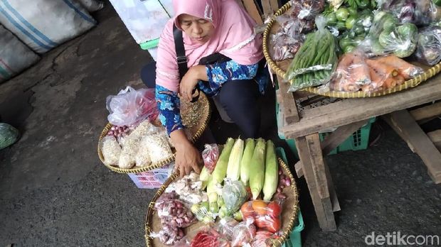 Plastik Kresek Dilarang Mulai Juli, Pedagang di Pasar Minggu: Nyusahin!