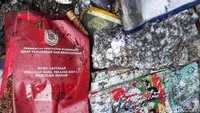 Banjir yang merendam sekolah tersebut membuat buku-buku sekolah rusak.