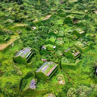Satu-satunya jalan di desa Houtouwan yang dapat dilalui oleh para penduduknya agar dapat pergi ke luar kota jika jalur laut tidak bisa dilalui adalah dengan melalui jalan berkelok-kelok kecil yang terdapat di sisi bukit. Hal ini dirasa cukup sulit bagi para penduduk jika ingin mengantarkan orang yang sakit ke rumah sakit atau anak-anak mereka ke sekolah. Foto: Johannes EISELE / AFP