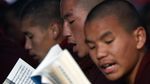 Para Biksu di Nepal Berdoa untuk Perdamaian Dunia